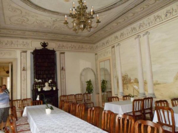 pałacowa komnata stołowa - dziś o przyjęciach weselnych mówiono...