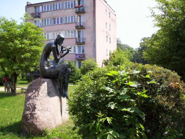 Pomnik flecistki na ulicy MieszkaI w Końskich