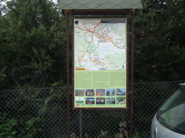 przy parkingu, w centrum wsi - plansza z porządnie opisaną mapą.