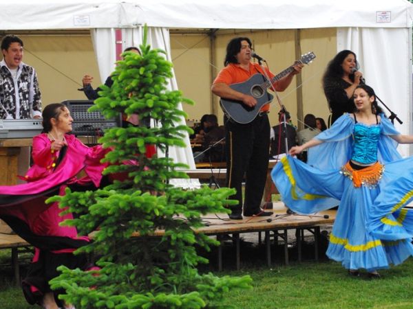 Występ cygańskiego zespołu muzycznego podczas eventu w Krężnicy Jarej