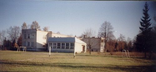 Widok szkoły od boiska