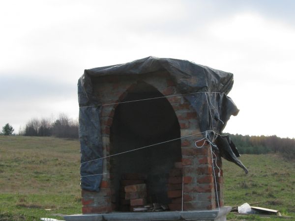 kapliczka stać będzie - może upamiętniać jakieś domostwo, nazwisko, dzieje, świadczyć o wierze i ufności fundatora czy rodziny całej...