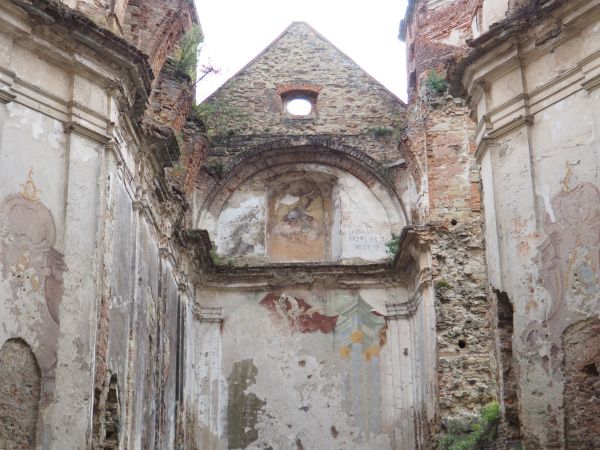 Klasztor Karmelitów Bosych - n/z kościół, nawa główna. Od pożaru minęło przeszło półtora stulecia ale mury stoją dość zwarte, silne, zachowały się w nich nie ty