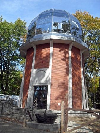 Planetarium i zegar słoneczny w Parku im. Stanisława Staszica