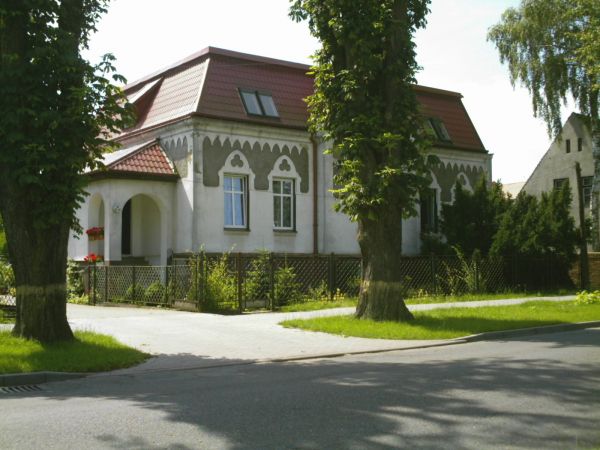 Ulica Hoene Strasse, następnie Polewskiego, obecnie Michała Mostnika. Ten Budynek pamięta te wszystkie nazwy.