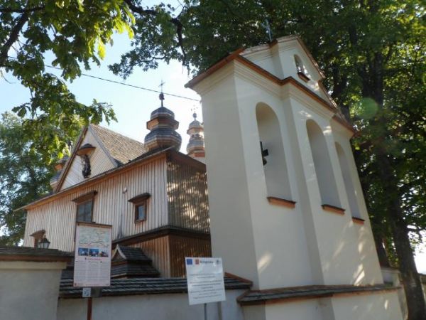 dzwonnica - murowana, parawanowa, w ogrodzeniu świątyni.