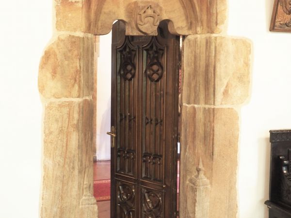 portal kamienny - tam też herb rodu panów na zamku, wzniesiony został w  latach 70. XV wieku - jego właściciel Jakub Dębiński nie nacieszył się nim długo, bowie