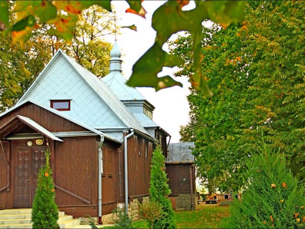 Dawna drewniana cerkiew greckokatolicka pw. Opieki Najświętszej Maryi Panny (od 1979 roku kościół rzymskokatolicki pw. Najświętszego Serca Pana Jezusa), wzniesi
