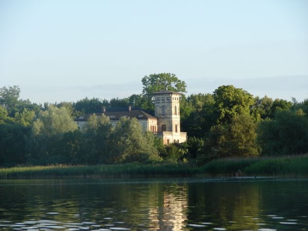 "Wokół dworu park krajobrazowy (5,2 ha) z krzaczastymi cisami, jesionami o obwodzie do 350 cm i topolami do 660 cm, a także kąpieliskiem niestrzeżonym. Obok zab