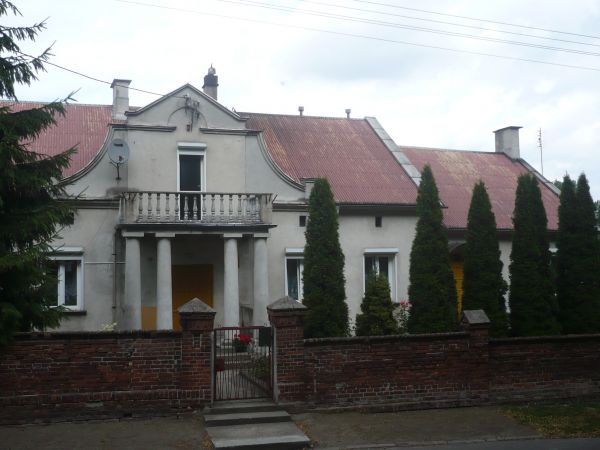 Do plebani trzeba przejść przez drogę.