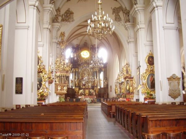 Piękno łuków i zdobień w nawie głownej