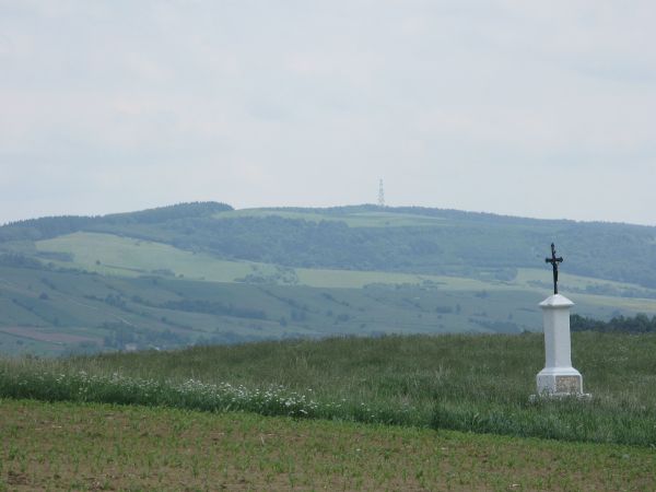 krzyż na cokole, śródpolny - dużo podobnych w okolicy i we wsi, polecam galerię wsi Nadolany - tam pełniejszy przekaz dotyczący krzyża na polach...