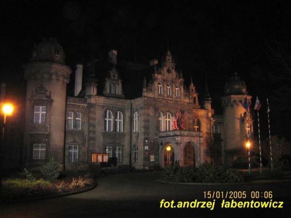 ŚPIĄ  TEŻ  MIEJSCOWI  URZĘDNICY