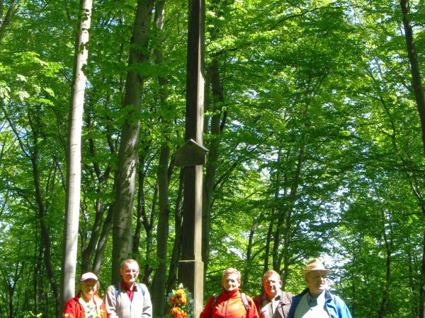 Krzyż - od ponad tysiąca lat znak tożsamości cywilizacyjno-kulturowej Polski i Rusi, przydrożny / śródleśny świadek zdarzeń wielkich i małych, codziennych, niem