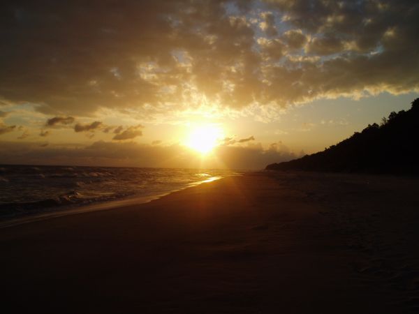 BOROWIAK- Pobierowo wschod slonca na plazy.