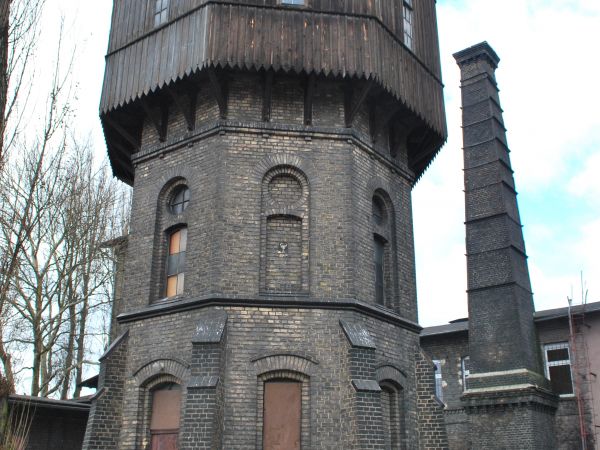 Zabytkowa wieża ciśnień na terenie dawnej parowozowni