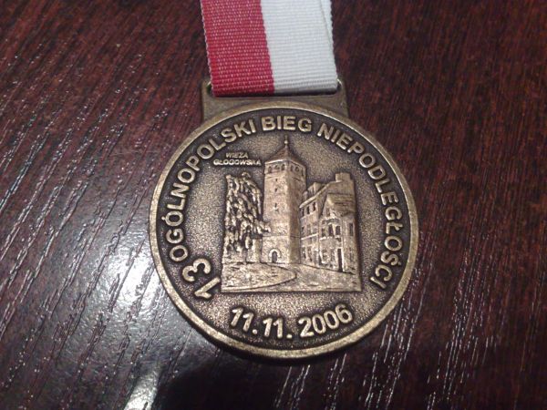 Wieża Głogowska na medalu z okazji  "Biegu Niepodległości"