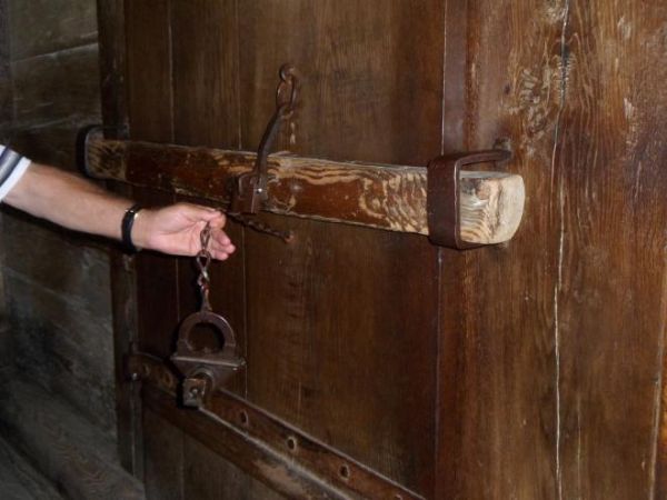 furta kościelna wewnętrzna - z kruchty do nawy - tu n/z zabezpieczona w sposób ówczesny budowie - kłódka z owych czasów.