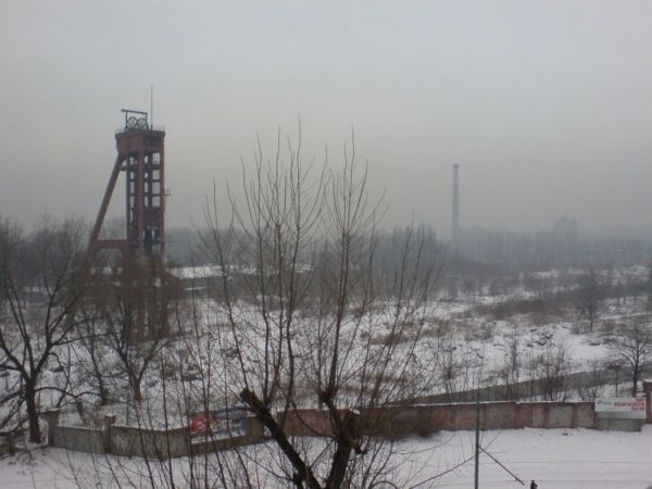 I kolejne zdjecie z poprzedniego tematu tu widac resztki po kopalni Prezydent w Chorzowie ciekawe moze sie kiedys znajdzie ktos kto chociaz odrestałruje szyb:)