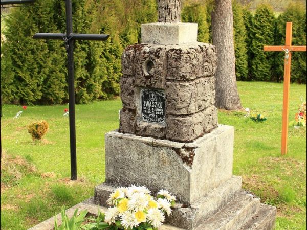 Murowana filialna cerkiew greckokatolicka p.w. św. Michała Archanioła w Mielnowie. Zbudowana w latach 1898–1908. Po wojnie cerkiew użytkowana jest przez kościół