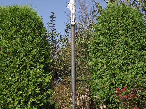 Krzyż z Chrystusem Ukrzyżowanym - obok drogi głównej po prawej idąc od  szkoły / dworu  do centrum wsi, w bliskim sąsiedztwie nowy kościół filialny - są zdjęcia