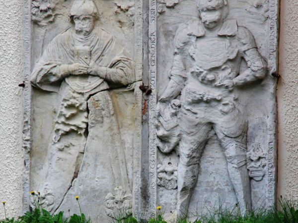 PŁYTY NAGROBNE ZAMOCOWANE NA ŚCIANIE KOŚCIOŁA