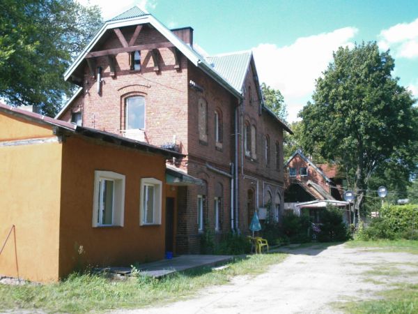 Stacja nieistniejącej trasy kolejowej Lębork-Bytów.
ul. Dworcowa.