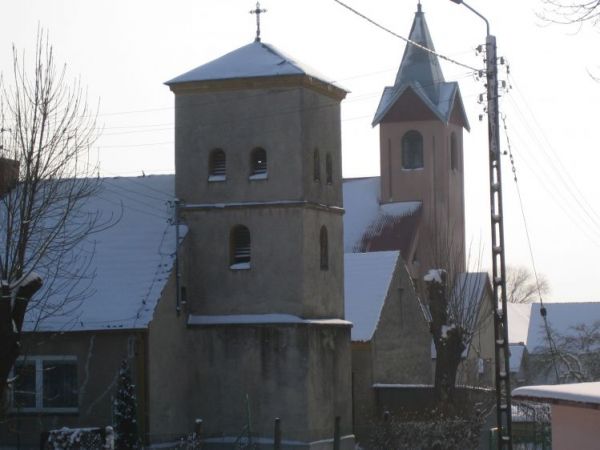 Kościół NMP a tuż obok wieża byłego klasztoru zakonnego o nieznanej przeszłości.