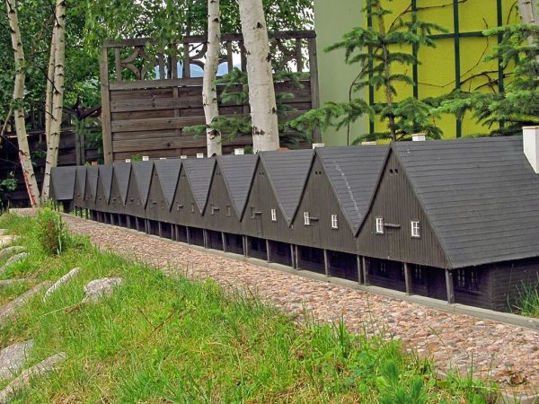 KOWARY - Park Miniatur Zabytków Dolnego Śląska - Domy tkaczy śląskich, znane też pod nazwą „Dwunastu Apostołów” stanowią dwanaście drewnianych zabytkowych domkó