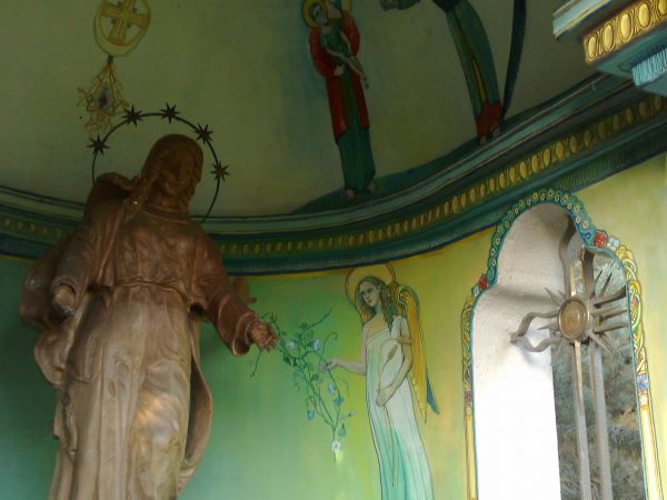 Ozdobne motywy we wnętrzu kapliczki