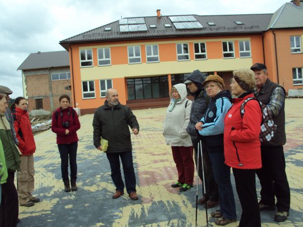przed obiektem nowej szkoły - z jej dyr. p.Wojciechem Orłowskim, to on nam  tłumaczy, co to za płyty - tafle na dachu i coś o Unii i o XXI wieku i w tych "klima