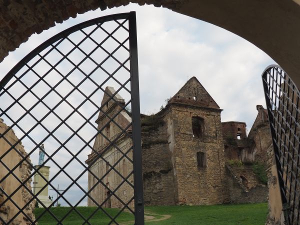 klasztorna brama główna, od niedawna wyposażona w kratowane odrzwia, za nią była wartownia dla furtiana z okienkami obserwacyjnymi i stanowiskiem strzelniczym -