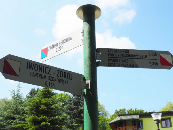 wskazania i oznaczenia szlaków turystycznych - dla ruchu pieszego i rowerowego, względnie na nartach lub rakietach śnieżnych - przy stosownych warunkach, poleca