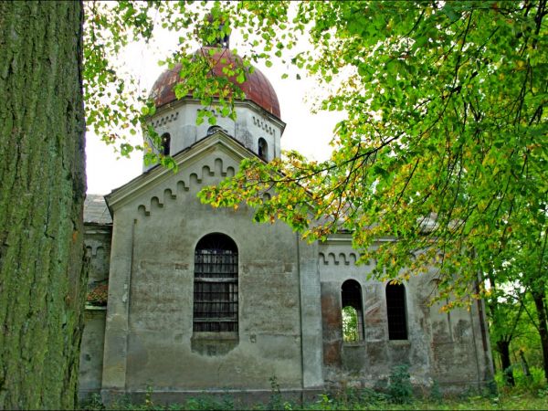 Murowana cerkiew p.w. Opieki NMP . Zbudowana w 1913 r. Wewnątrz cenna polichromia. W latach 1947-71 - magazyn. Obecnie opuszczona i zaniedbana.