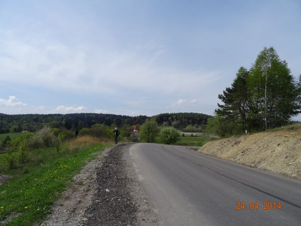 kto zna hasło : droga Zagórz - Komańcza, ten cieszył się będzie, że w 2013r. uległa poszerzeniu i nowy dywanik asfaltowy luksusowo się sprawuje, bo  "kiedyś - t