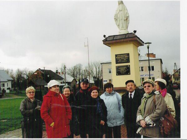 Figura Matki Boskiej - na dwukondygnacyjnym postumencie - zdobi centralnie płytę rynku. Na zdjęciu: przed figurą - studenci/słuchacze Uniwersytetu Trzeciego Wie