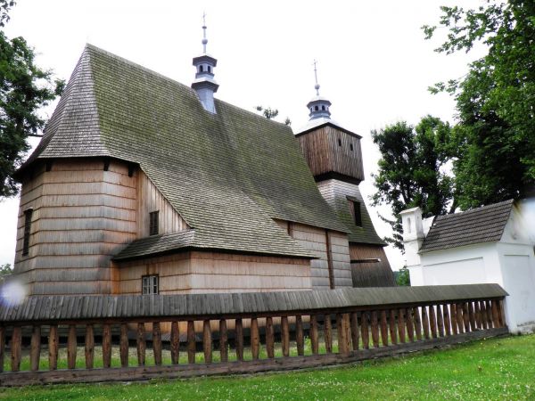Unikatowy w skali światowej zespół kościelno-plebański .  Drewniany kościół parafialny pw. Wszystkich Świętych powstał w XV lub XVI  wieku . Umieszczony na liśc