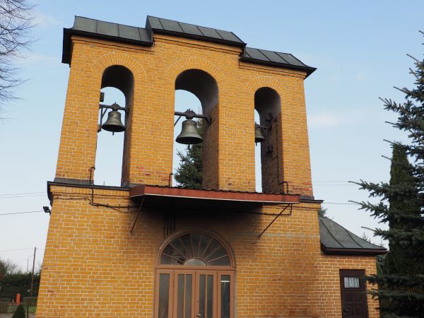 dzwonnica parawanowa, dwukondygnacyjna - przy cerkwi, współcześnie : kościele. Przy temacie : podobne obiekty można podziwiać w galeriach m.  Końskie, Jurowce,