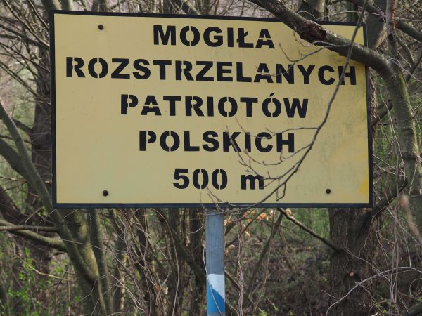 przy cerkwi pomnik ofiar - zdjęcia w galerii, tu wskazane miejsce egzekucji - hitlerowskiej kaźni, na tzw. starej strzelnicy gestapo rozstrzelało około 30 patri