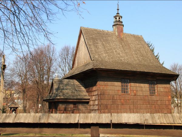 Drewniany kościół konstrukcji zrębowej pw. św. Sebastiana, wzniesiony w roku 1737. W roku 1980 był gruntownie odnawiany z całkowitą wymianą gontów.