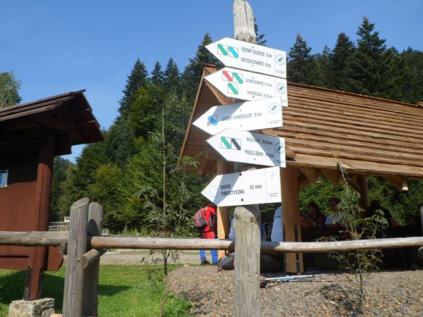 przy turystycznej wiacie - tam też duży parking i WC, to wszystko przygotowało Nadleśnictwo Baligród we współpracy z PTTK a my wędrować będziemy na oba kamienio