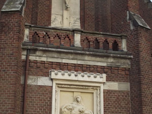 świątynia zbudowana w 1914r. w stylu neogotyckim, zajęła całe wzgórze, kościół i wieżę pokryto dachówką a dziedziniec opasano parkanem, osadzonym na podmurowani