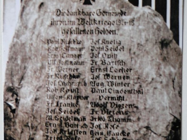 Zachowane w starym albumie - pamiątkowy obelisk.