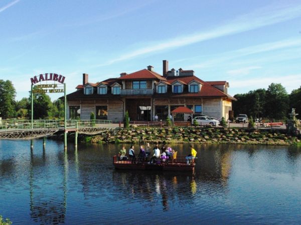 Rekreacyjne pływanie gondolą na jednym ze stawów w Krężnicy Jarej