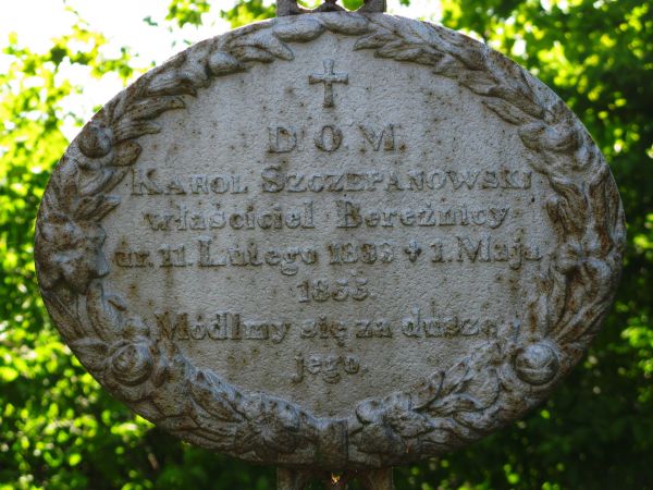 na starym przycerkiewnym cmentarzu: epitafium inskrypcyjne właściciela wsi na owalnym medalionie - plakiecie, napis po polsku świadczyć może, że pochowany był w
