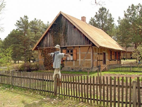 szkoła z Więckowych - wybudowana w latach 50-tych XIX w. o szkieletowej konstrukcji ścian. Wnętrze wg typowego, ówczesnego projektu, podzielone na dużą izbę lek