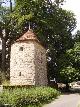Fragment - baszta fortyfikacji, za nią obelisk autorstwa K.F.Schinkel i G.Schadow (Kutuzowa).