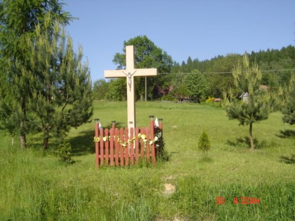 Krzyż w Hucisku Jawornickim ufundowany w 1968r przez J.Darasz