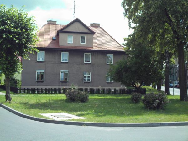 Kamienica położona na zwięczeniu ulic
Michała Mostnika i Mieczysława Stryjewskiego.