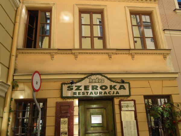 Kolorowe i urocze kafejki na Starym Mieście - ta akurat żydowska,obok Bramy Grodzkiej dawniej Bramy Żydowskiej.